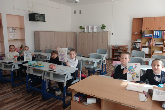 Жыл сайын 12 сәуірде Ғарышкерлер күні атап өтіледі. Дәл осы күні, 1961 жылы, алғаш рет адам мінген ғарыш кемесі Жер орбитасына ұшырылды.  «Антоновка орта мектебі» КММ Ғарышкерлер күні мен ғылым күніне орай «Ғылым және ғарышкерлер күні» тақырыбында сынып с